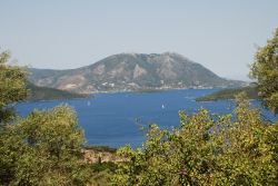 La costa dell'isola di Meganissi, Grecia - Tradizionalmente pittoresca isola di marinai, Meganissi vanta un paesaggio ricco di vegetazione, montagne scoscese, grotte sotterranee e mare cristallino ...