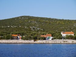 La costa ed alcune case dell'isola di Pasman in Croazia