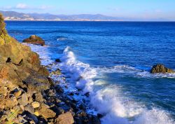 La costa di Arenzano lambita dalle acque del mar Ligure. Siamo nelle Riviera ligure dove fra splendidi borghi e paesini incastonati si trova anche Arenzano con il suo scenario naturale a tratti ...