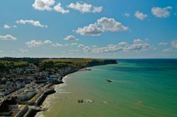 La costa di Arromanches-les-Bains fa parte del complesso di Gold Beach che fu interessato dalle operazioni del D-day nel 1944