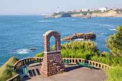 La costa di Biarritz vista da una collina con belvedere, Francia. Sullo sfondo, il faro della città.

