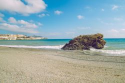 La costa di Ceuta lambita dalle acque del Mediterraneo, territorio spagnolo in Marocco.

