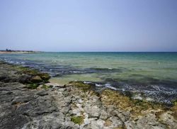 La costa di Donnalucata con spiagge e mare limpido- © 206088835 / Shutterstock.com
