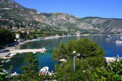 La costa di Eze-sur-Mer, Francia, con il suo porticciolo turistico  - © EQRoy / Shutterstock.com