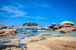 La costa di granito della Bretagna lambita dall'Oceano Atlantico, Francia 