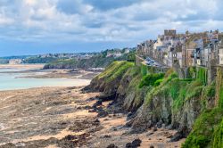 La costa di Granville e sullo sfondo la spiaggia. La cittadina della Bassa Normandia è una famosa località di villeggiatura francese - foto © Boris Stroujko / Shutterstock.com ...
