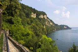 La costa di Leggiuno sul lago Maggiore fotografata dall'Eremo di Santa Caterina- © Joaquin Ossorio Castillo / Shutterstock.com