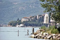 La costa di Magione e la frazione di Monte del Lago sulla costa orientale del Trasimeno - © Gianni Careddu - CC BY-SA 4.0, Wikipedia