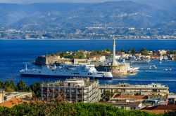 La costa di Messina con la stele della Madonna della Lettera al porto, Sicilia.

