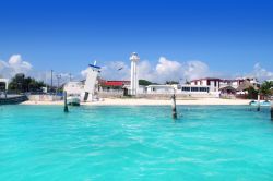 La costa di Puerto Morelos, Messico, con il vecchio e nuovo faro. Siamo su un tratto di litorale della Riviera Maya.
