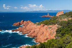 La costa di Saint-Raphael tra  L'ile d'Or e Cap Dramont in Costa Azzurra (Francia)