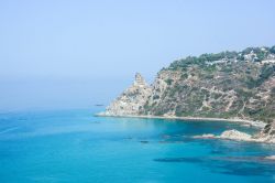 La costa di Santa Domenica di Ricadi vicino alla spiaggia du Gaiuzzu, Capo Vaticano, Calabria