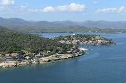 La costa di Santiago de Cuba con l'ingresso nella baia che conduce al porto della seconda città cubana.