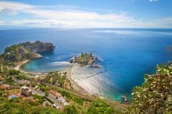 La costa di Taormina, Sicilia. Il bel panorama di cui si gode dall'alto sulla costa di Taormina con l'Isola Bella al centro della baia. La si raggiunge tramite una lingua di sabbia.



 ...