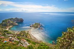 La costa di Taormina, Sicilia. Il bel panorama di cui si gode dall'alto sulla costa di Taormina con l'Isola Bella al centro della baia. La si raggiunge tramite una lingua di sabbia.



 ...