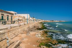 La costa e il mare limpido di Donnalucata, borgo marino nel comune di Scicli in Sicilia - © Petra Nowack / Shutterstock.com