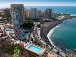 La costa e la spiaggia di Puerto de la Cruz a Tenerife, isole Canarie