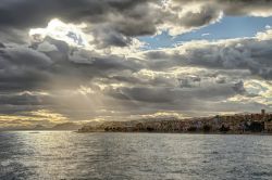 La costa e la spiaggia di Vila Joiosa, Spagna. Questa località dispone di tre chilometri e mezzo di spiagge fra cui quella De Torres dove si trovano anche i reperti archeologici della ...