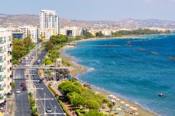 La costa e le spiagge di Limassol viste dall'alto, isola di Cipro - © Lucky-photographer / Shutterstock.com