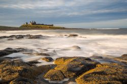 La costa frastagliata di Lindisfarne, Inghilterra: quest'isola è considerata una delle meraviglie del nord del paese.

