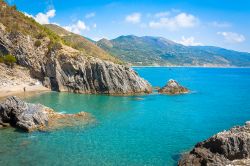 La costa frastagliata tra Marina di Ascea e Marina di Pisciotta, lungo la costa del Cilento in Campania