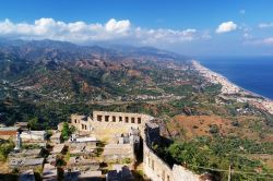 La costa ionica di Forza d'Agrò, Sicilia: come un balcone panoramico sul mare Ionio, dal suo belvedere si possono ammirare Messina, Taormina, la baia di Giardini-Naxos e la mole del ...