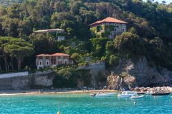 La costa ligure di Levanto, provincia La Spezia, con spiaggia e antichi edifici signorili - © Landscape Nature Photo / Shutterstock.com