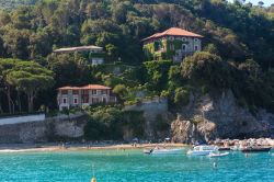La costa ligure di Levanto, provincia La Spezia, con spiaggia e antichi edifici signorili - © Landscape Nature Photo / Shutterstock.com