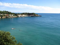 La costa ligure presso Lerici, in provincia di La Spezia. La Riviera di Levante si riempie di turisti in estate.