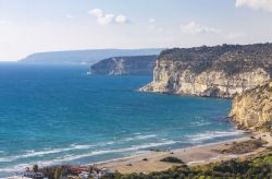 La costa mediterranea nei pressi di Pissouri vista dall'alto, distretto di Limassol, isola di Cipro.

