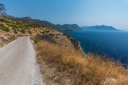 La costa nei pressi di Trstenik, Croazia, lungo la penisola di Peljesac.
