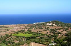 La costa nord della Corsica vicino a Algajola fotografata dall'alto.



