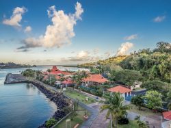 La costa pittoresca di Castries a Saint Lucia, Caraibi. Fondata dai francesi nel 1650, Castries prende il nome da Charles Eugène Gabriel de la Croix, marchese di Castries (in Francia).
 ...