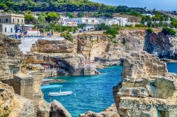 La costa rocciosa a Santa Cesarea Terme in Puglia, ...