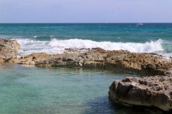 La costa rocciosa del mare dei Caraibi a Puerto Aventuras, Yucatan, Messico.

