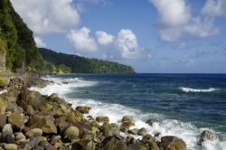 La costa rocciosa del villaggio di Berekua, isola di Dominica (Caraibi).



