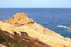 La costa rocciosa della zona de L'ile Rousse, in Corsica