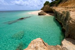 La costa rocciosa dell'isola di Anguilla, America Centrale. Sabbia bianca e laguna turchese caratterizzano questo territorio Britannico d'Oltremare.

