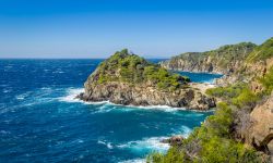 La costa rocciosa dell'isola di Porquerolles in una giornata di vento, arcipelago di Hyères (Francia).
