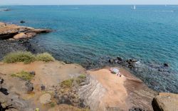 La costa rocciosa di Cap d'Agde, Francia, regione della Linguadoca-Rossiglione.

