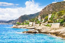 La costa rocciosa di Cap d'Ail, Costa Azzurra, Francia. Appartenuta sino al 1861 al Regno di Sardegna, Cap d'Ail (in italiano Capodaglio) venne in seguito ceduta al governo francese.

 ...