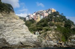 La costa rocciosa di Corniglia, una delle Cinque Terre della Riviera di Levante, Liguria.