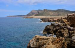 La costa rocciosa di El Haouaria nei pressi di Cap Bon in Tunisia