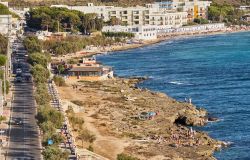 La costa rocciosa di Lido delle Conchiglie vicino a Gallipoli, Puglia (Salento)