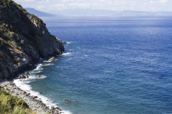 La costa rocciosa di Palmi, Calabria, vista dall'alto. Centro agricolo, commerciale e balneare, Palmi è la principale località dell'area geografica nota come Gioia Tauro ...