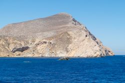 La costa rocciosa e aspra dell'isola di Sikinos (Grecia) vista dal mare.

