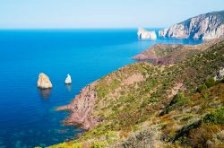 La costa rocciosa nei pressi di Nebida in Sardegna