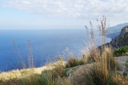 La Costa Rocosa dell'isola di Maiorca, Baleari, Spagna. Scogliere, picchi vertiginosi e natura selvaggia caratterizzano questo lembo dell'isola spagnola.
