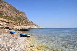 La costa selvaggia di Cala Camarro e la spiaggia con sassi e ghiaia: siamo a Levanzo in Sicilia, Isole Egadi