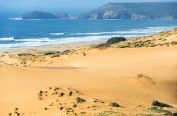 La costa selvaggia di Pistis, Sardegna occidentale: mare, spiaggia e grandi dune di sabbia